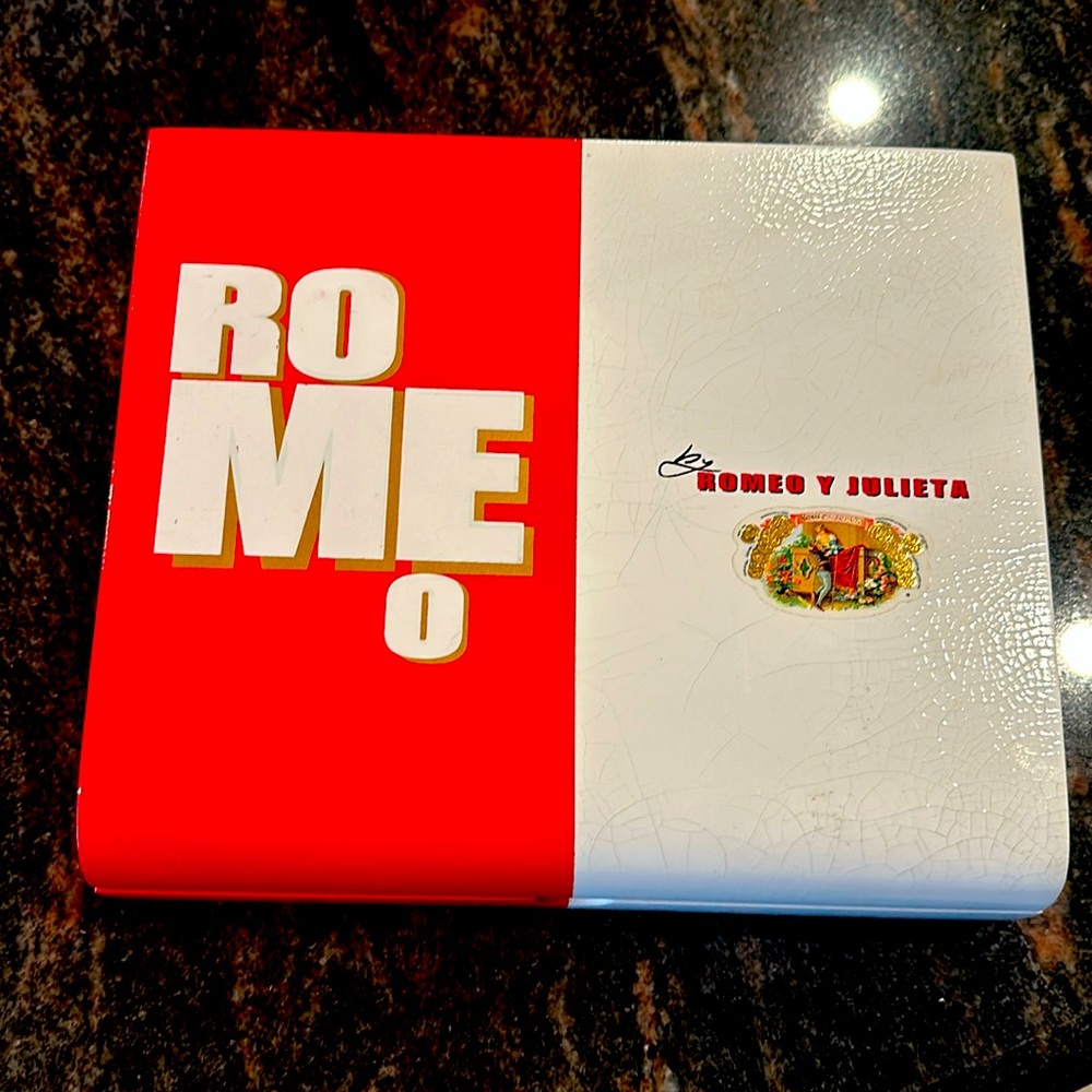 Romeo & Julieta cigar box